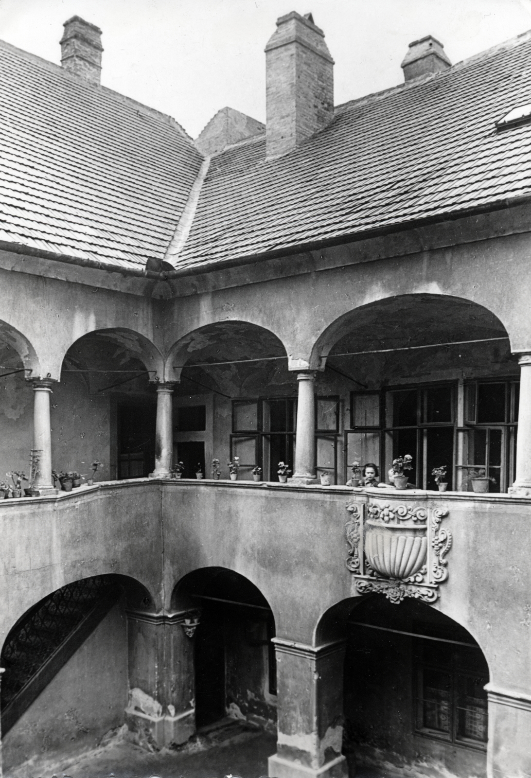 Magyarország, Sopron, Szent György utca 12., az Eggenberg-ház udvara., 1949, Ábrahám Katalin és László, dombormű, erkély, Fortepan #228251