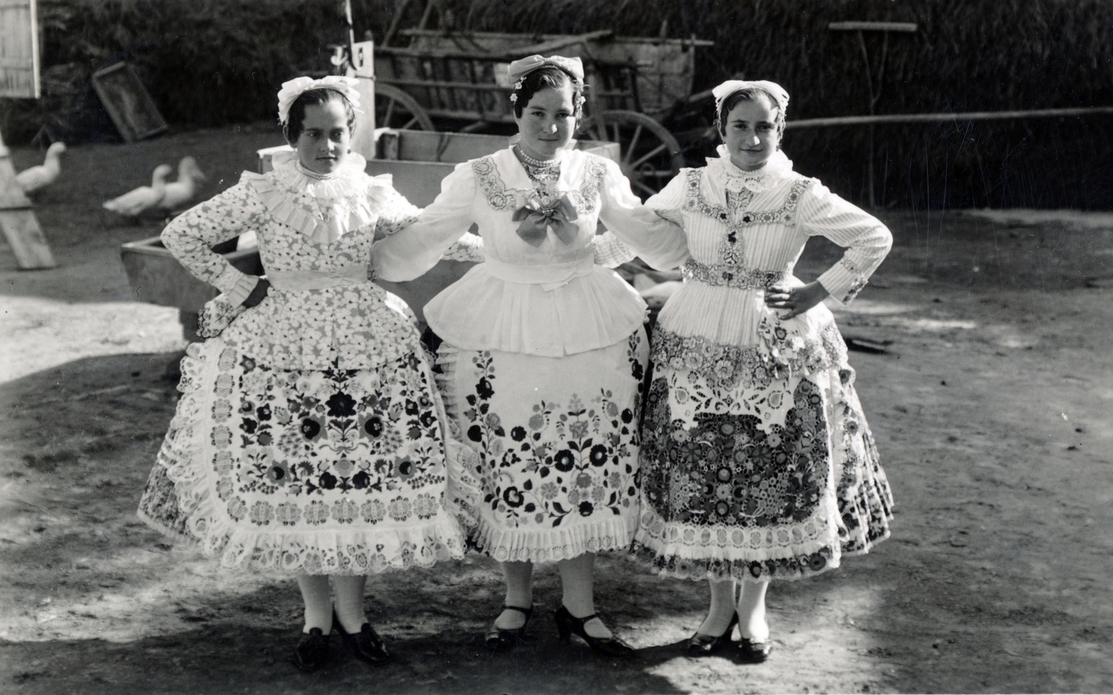 Magyarország, Kalocsa, 1942, Ábrahám Katalin és László, népviselet, hárman, Gyöngyösbokréta Mozgalom, Fortepan #228264