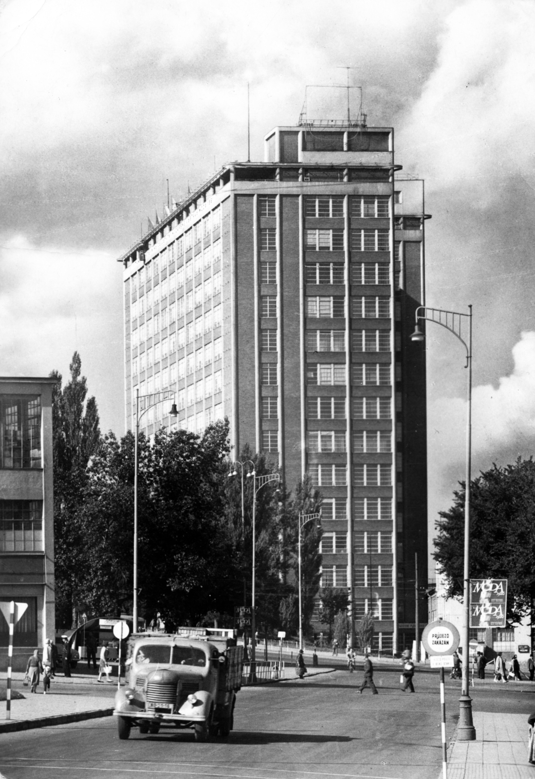 Czech Republik, Zlín, (Gottwaldov), třída Tomáše Bati, szemben a Baťa cipőgyár irodaépülete., 1961, Ábrahám Katalin és László, commercial vehicle, tall house, Fortepan #228265