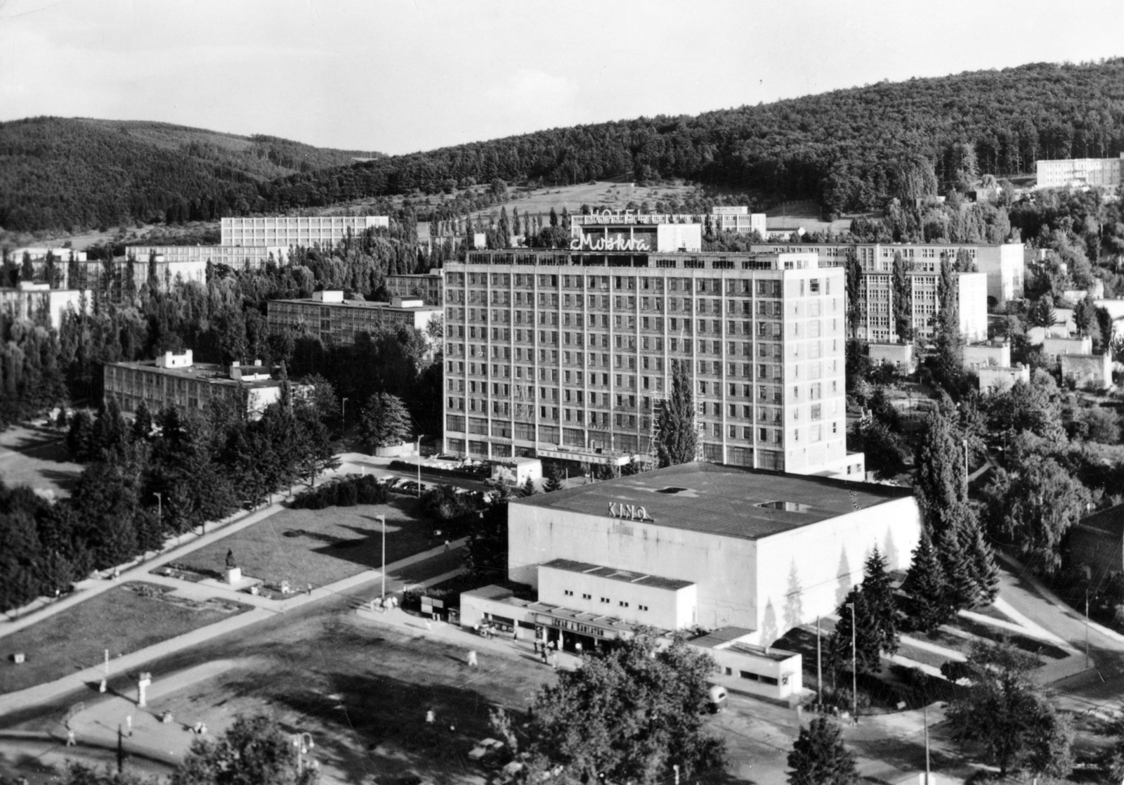 Csehország, Zlín, (Gottwaldov), kilátás a Baťa cipőgyár irodaépületéből, középen a náměstí Práce és a Moszkva szálloda., 1961, Ábrahám Katalin és László, Fortepan #228266