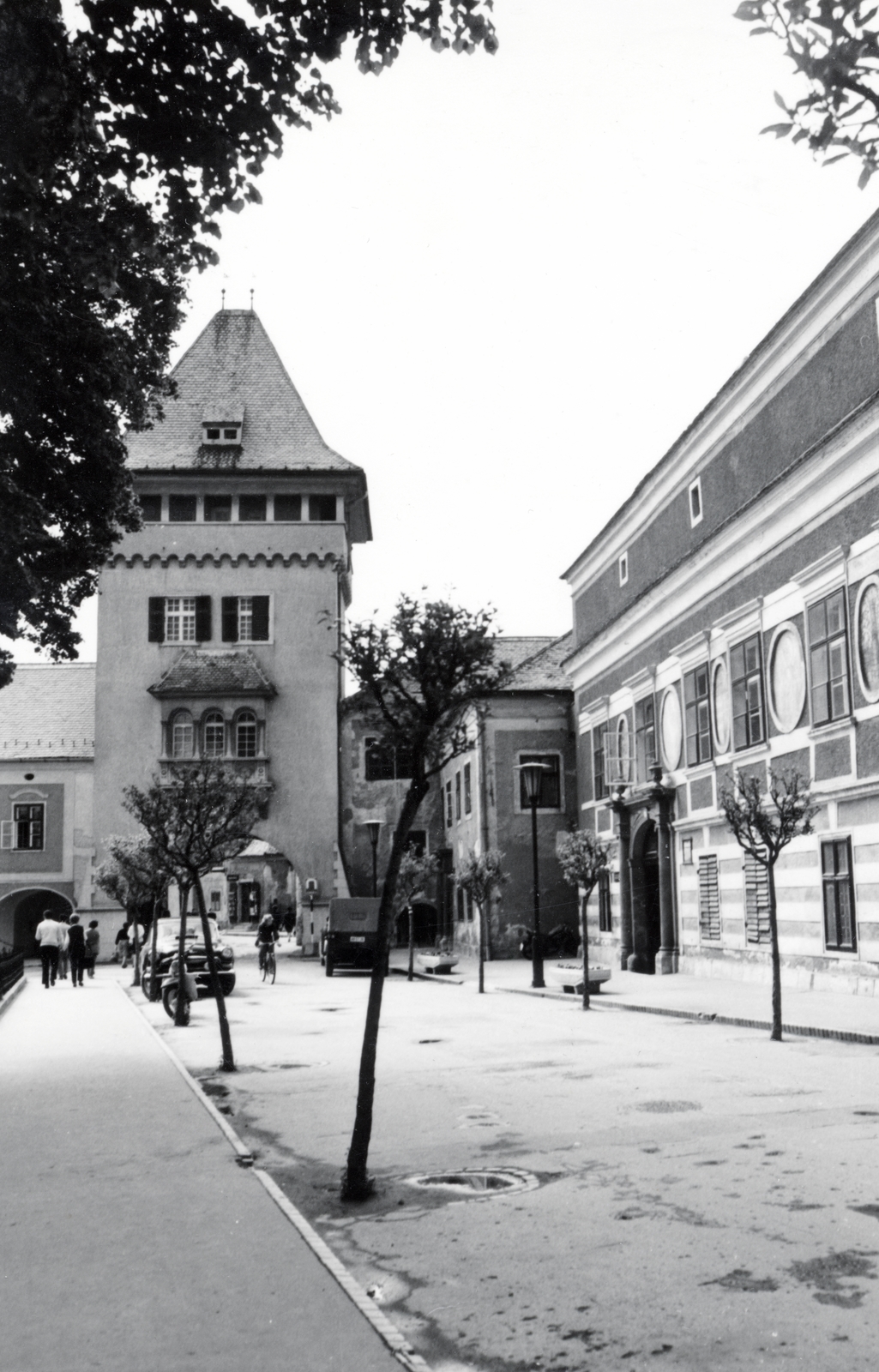 Hungary, Kőszeg, Jurisics tér, Hősök kapuja, jobbra a Városháza., 1970, Ábrahám Katalin és László, gate tower, Fortepan #228274