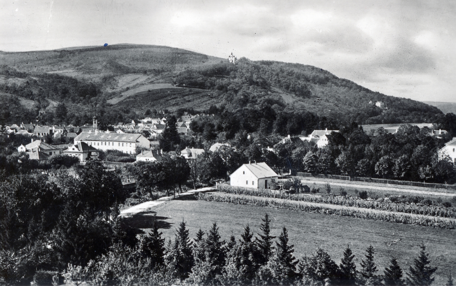 Magyarország, Kőszeg, rálátás a MÁV Árvaház és internátus felől a városra, előtérben balra a Sziget utcában az Erzsébet-kápolna tornya, jobbra fent a Kálvária-templom látható., 1942, Ábrahám Katalin és László, madártávlat, Fortepan #228275