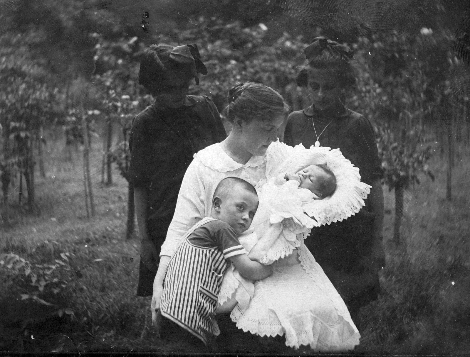 1912, Lakatos Mária, garden, tableau, hug, newborn, mother, baby duvet, hold in arms, Best of, Fortepan #22830