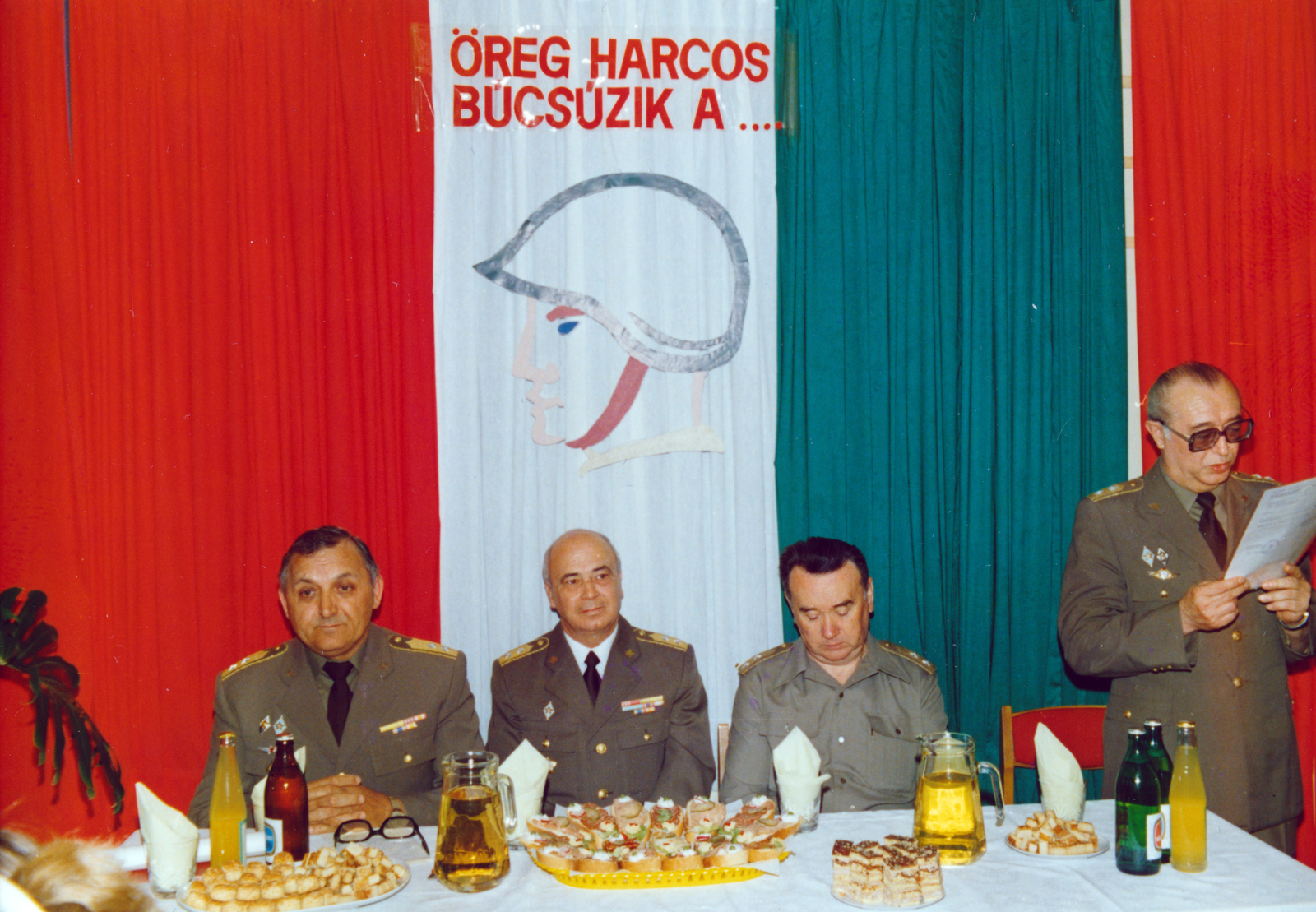 1987, Ötvös János, soldier, festive, pastry, sandwich, colorful, Fortepan #228348