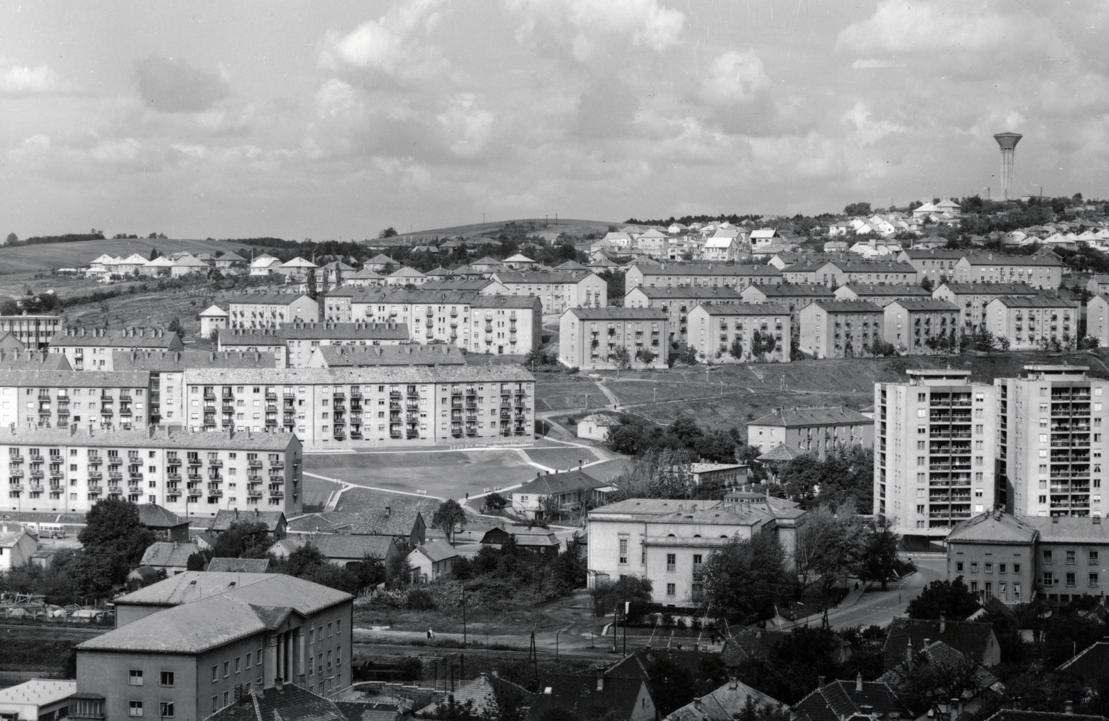 Hungary, Komló, kilátás Kökönyös városrészből a Pécsi út felől, távolabb Kenderföld városrész házai., 1964, Karancsiné Magyar Anikó, Fortepan #228363