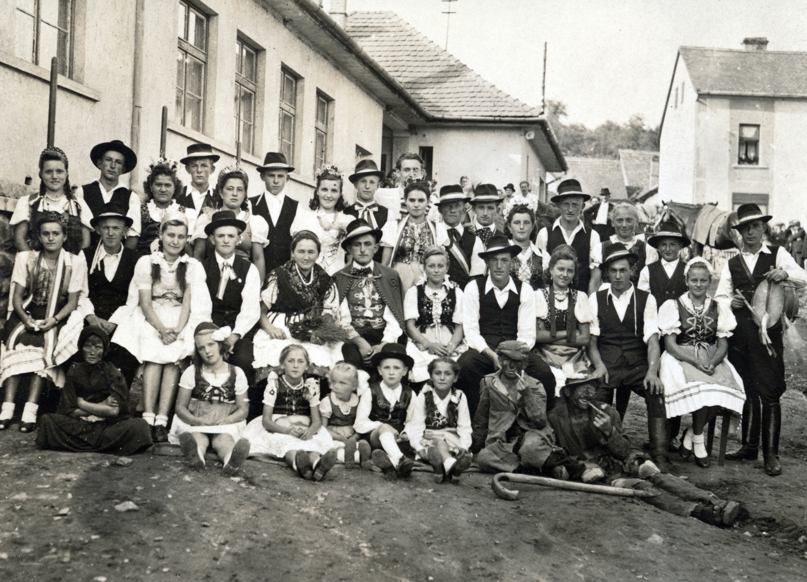 Hungary, Komló, 1935, Karancsiné Magyar Anikó, odd one out, tableau, walking cane, costume, folk costume, Hungarian dress, gypsy, Fortepan #228365