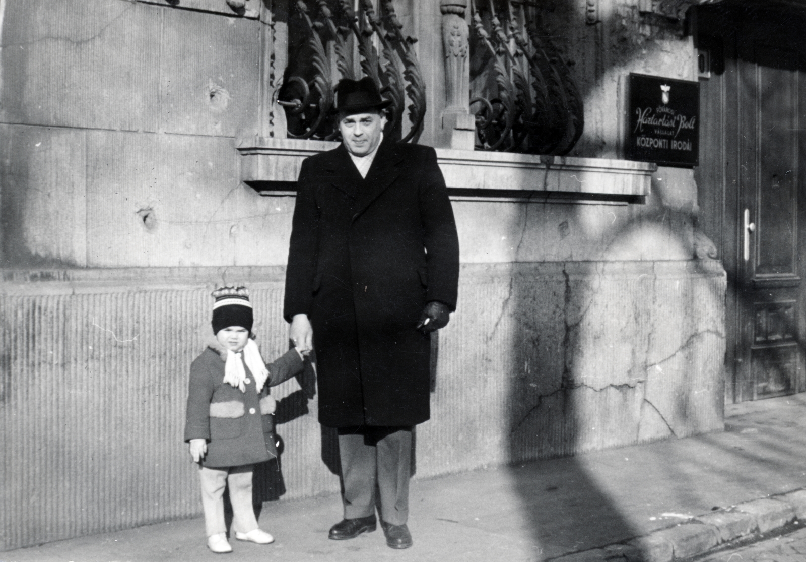 Hungary, Budapest V., a felvétel a Ferenczy István utca 20-as számú ház előtt készült., 1962, Király Ildikó, hardware store, Budapest, Fortepan #228428