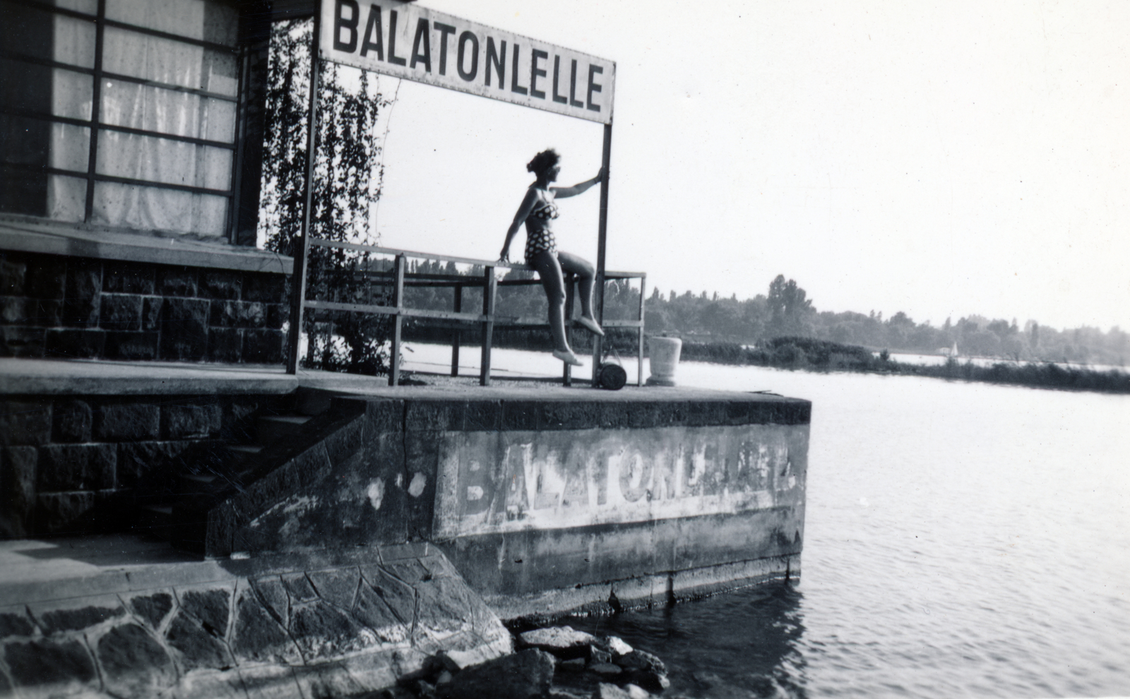 Magyarország, Balatonlelle, hajóállomás., 1940, Király Ildikó, vízpart, helységnév tábla, korláton ülni, Fortepan #228440