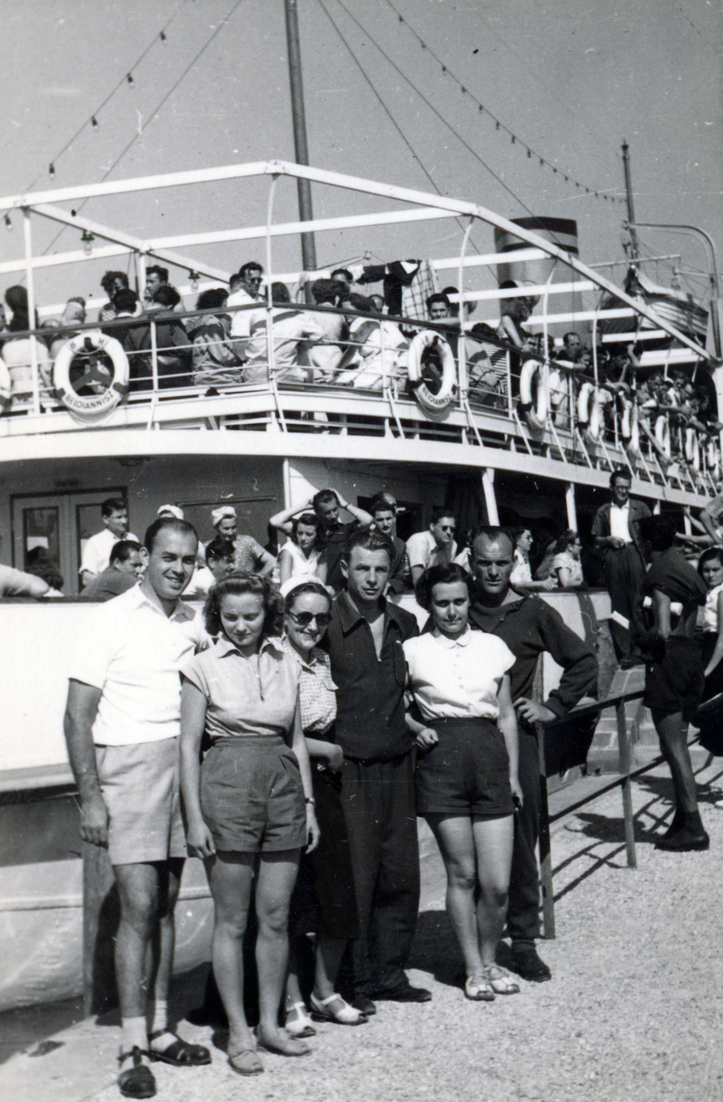 Hungary, Balatonlelle, kikötő, háttérben a Beloiannisz személyhajó., 1953, Király Ildikó, tableau, shorts, lifebelt, boat trip, Fortepan #228443
