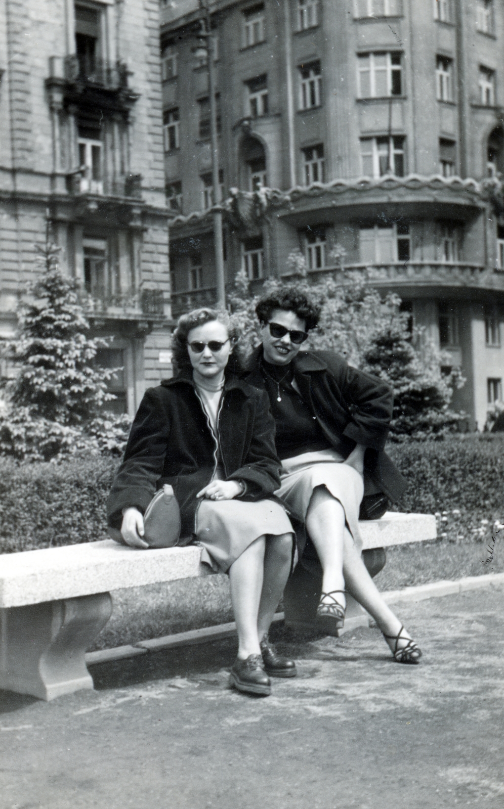 Hungary, Budapest V., a felvétel a Vigadó (Molotov) téren készült, a háttérben az Apáczai Csere János utca és a Vigadó utca sarkán álló épület látszik., 1953, Király Ildikó, Budapest, bench, women, shades, Fortepan #228444