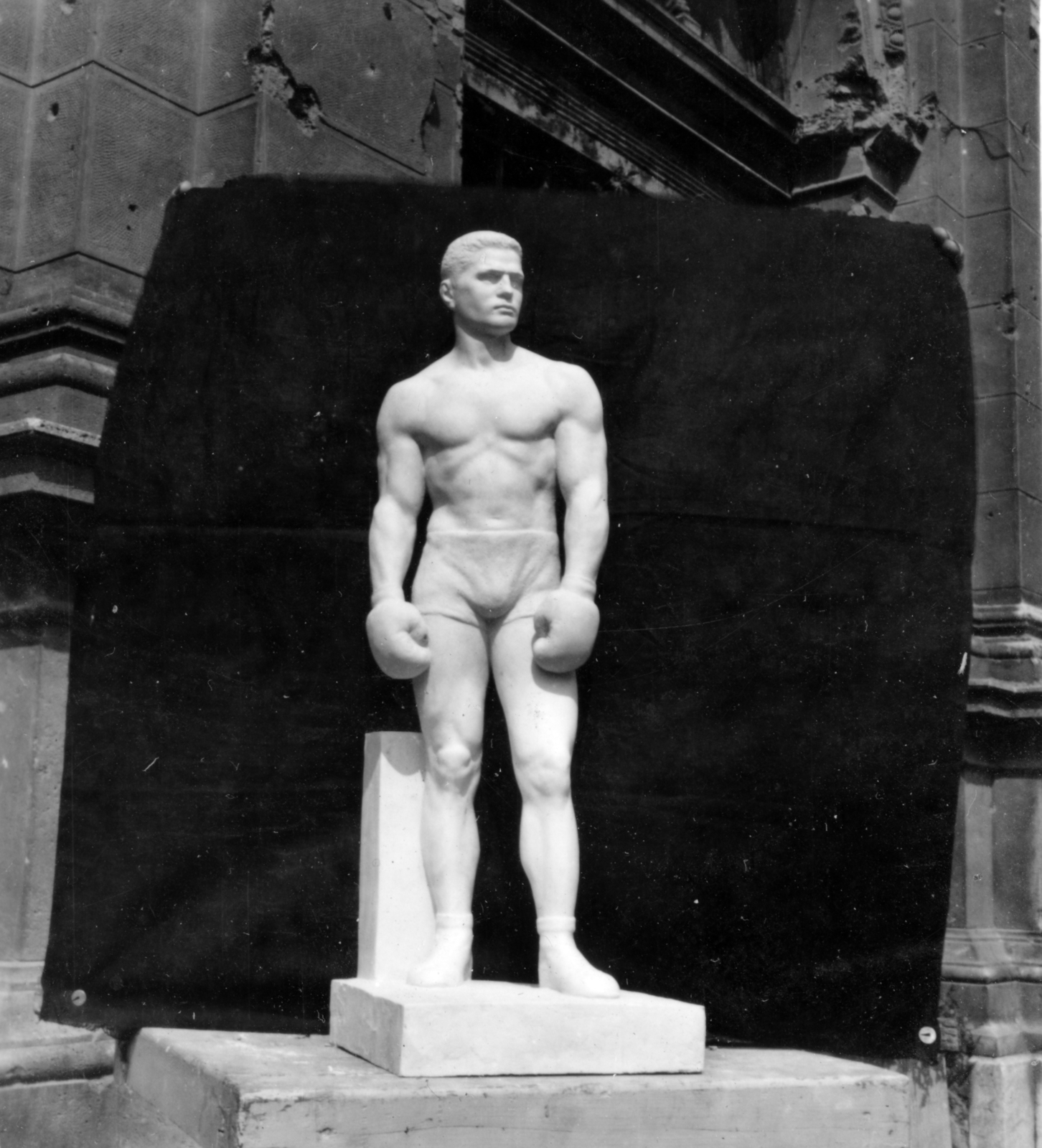 Hungary, Budapest I., Ybl Miklós tér, a felvétel a Várkert Bazár déli bazársorán lévő műterem előtt készült. Palotai Gyula szobrászművész alkotása., 1955, Zimre Zsuzsa, Budapest, Gyula Palotai-szobor, portrayal of athletes, Fortepan #228457