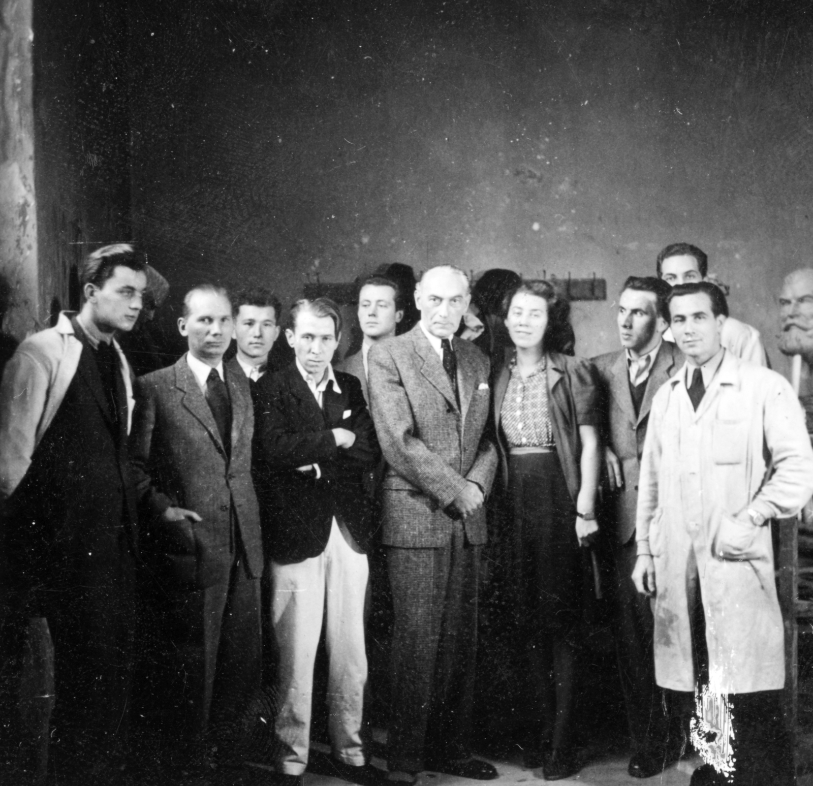 Hungary, középen összekulcsolt kézzel Sidló Ferenc szobrászművész, jobb szélen fehér köpenyben Palotai Gyula szobrászművész., 1953, Zimre Zsuzsa, tableau, Fortepan #228459