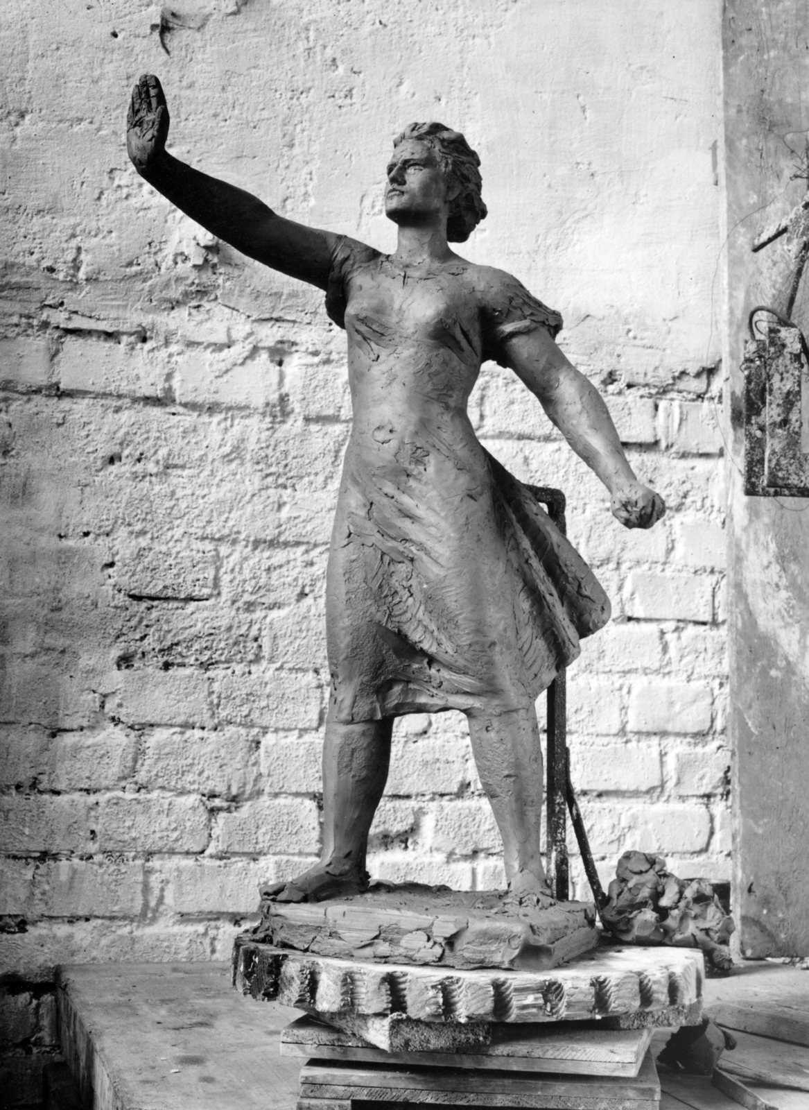 Hungary, Budapest I., Várkert Bazár, Palotai Gyula szobrászművész műterme. A hős francia békeharcos asszony, Raymonde Dien szobrának agyagmintája., 1951, Zimre Zsuzsa, sculpture, female figure, Budapest, Fortepan #228466