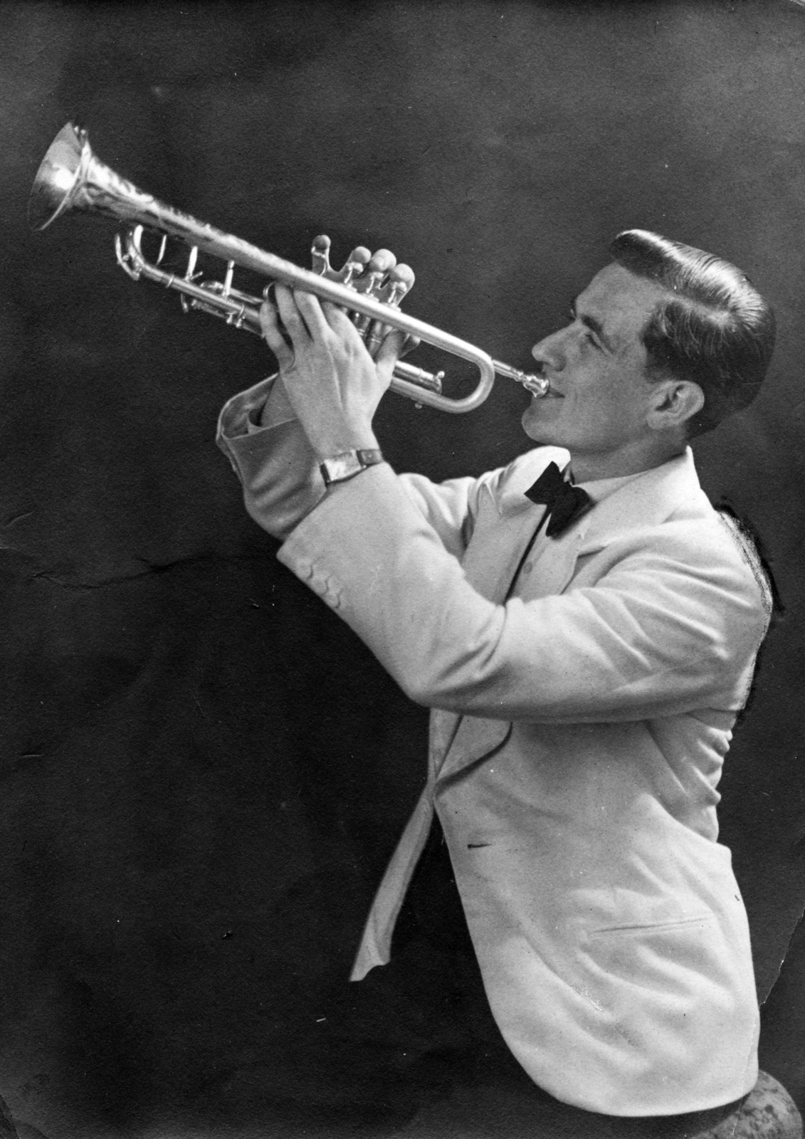 Hungary, Palotai Gyula szobrászművész, aki zenészként is működött., 1942, Zimre Zsuzsa, musician, trumpet, bow tie, revue, musical instrument, Fortepan #228469