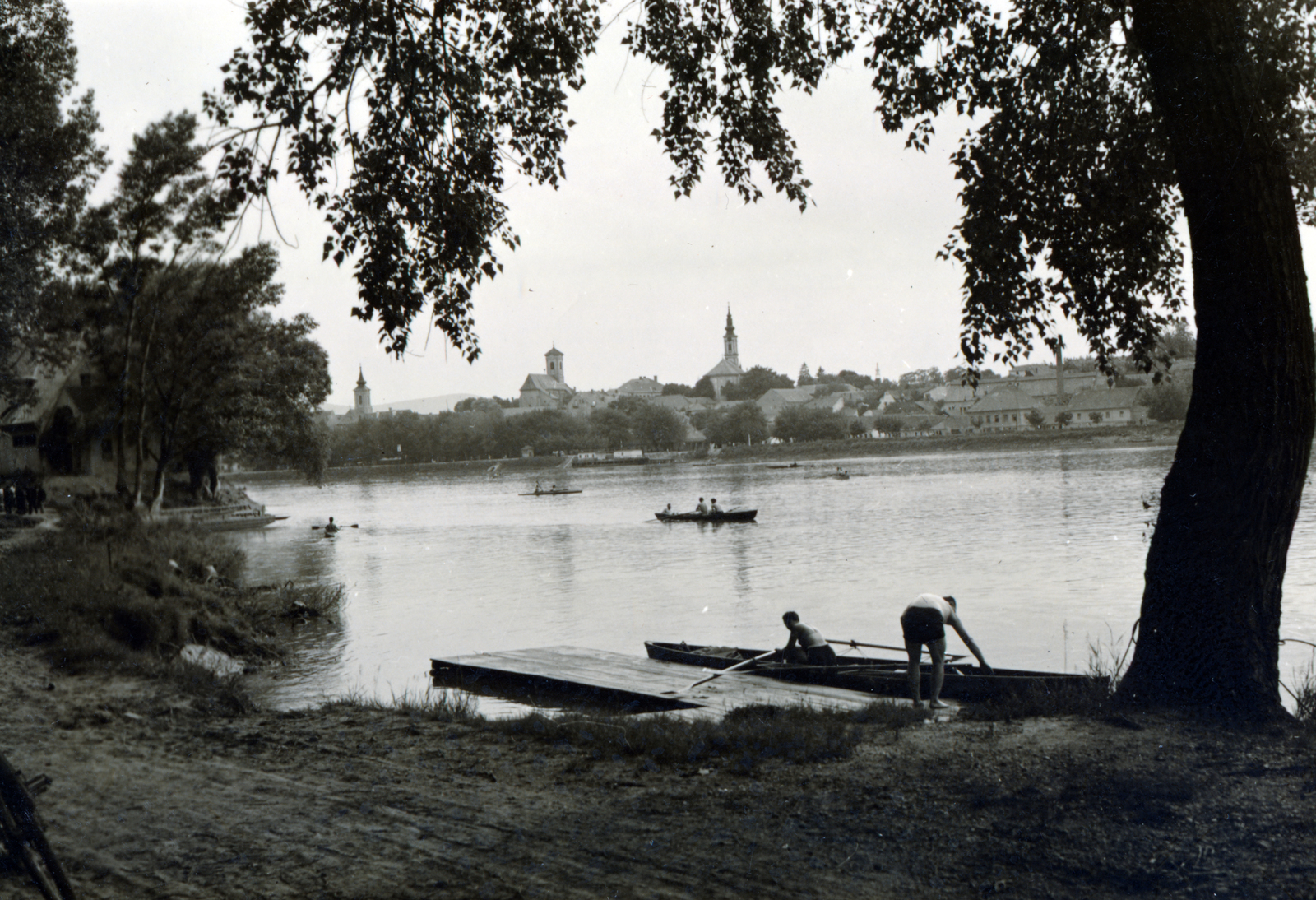 Magyarország,Szentendrei-sziget, Szigetmonostor, a túlparton Szentendre. Balra a Blagovesztenszka görögkeleti templom tornya, középen a Szent Péter-Pál-templom, jobbra a Belgrád székesegyház (Görögkeleti Püspöki Főszékesegyház látható., 1938, Flanek-Falvay-Kováts, evezés, Duna, Duna-part, Fortepan #228489