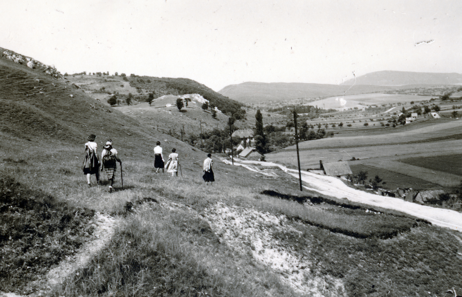 Magyarország, Pomáz, kilátás a Vár utcától a Pilis felé., 1938, Flanek-Falvay-Kováts, kirándulás, turista, hegyoldal, ösvény, Fortepan #228498