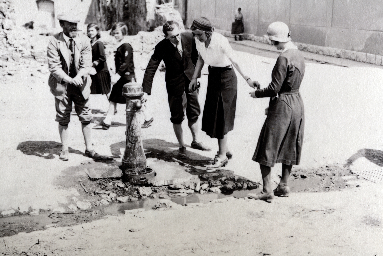 1932, Flanek-Falvay-Kováts, közkút, Fortepan #228511