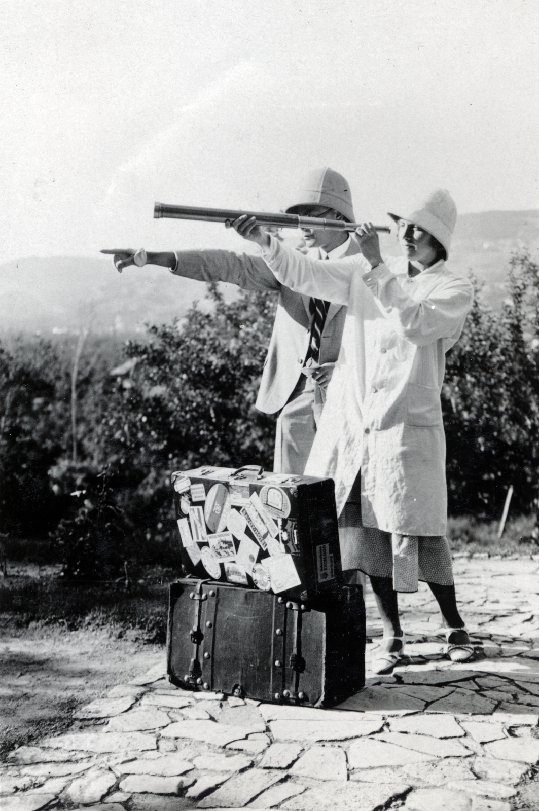 1932, Flanek-Falvay-Kováts, suitcase stickers, cork hat, telescope, point a finger, suitcase, Fortepan #228514
