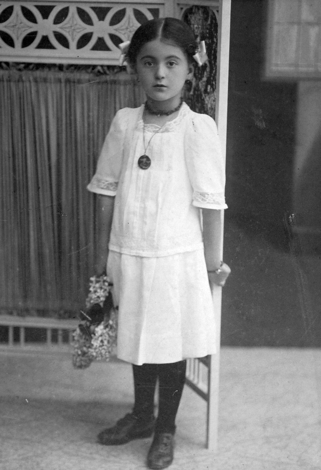 1916, Fortepan, ribbon, girl, braid, bouquet, kid, hairdo, folding screen, medal, Fortepan #22855