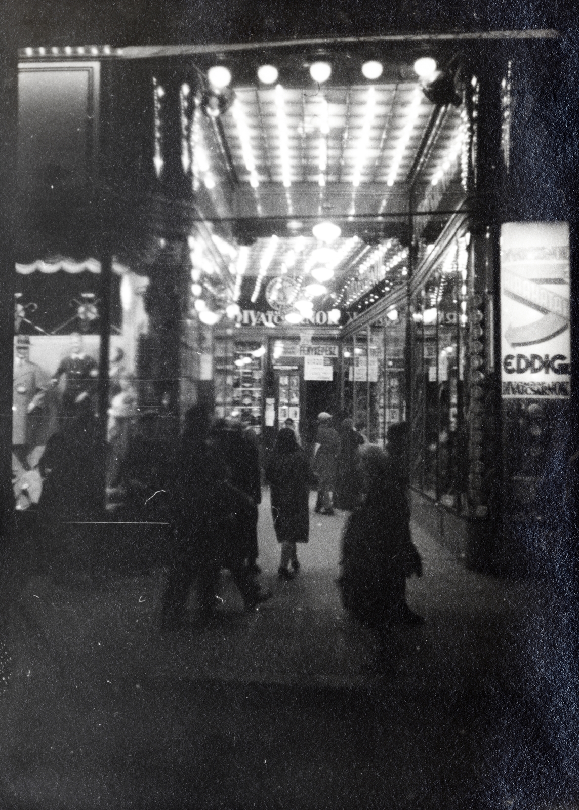 Hungary, Budapest VII., Rákóczi út 72., a Magyar Divatcsarnok., 1932, Flanek-Falvay-Kováts, Budapest, store display, night, Fortepan #228551