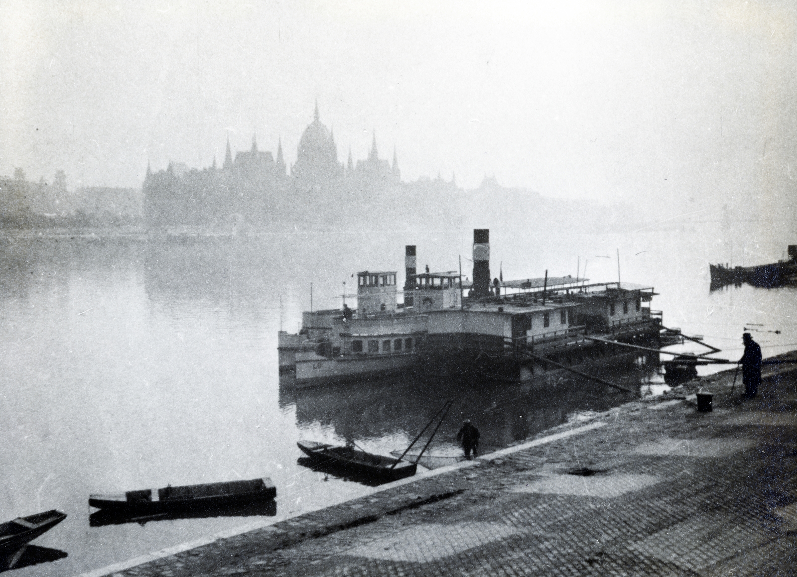 Magyarország, Budapest II.,Budapest V., budai alsó rakpart a Bem József (Pálffy) téri hajóálomásnál, a csavargőzösök mögött a ködben a Parlament., 1932, Flanek-Falvay-Kováts, köd, gőzhajó, LII hajó, Budapest, Fortepan #228553