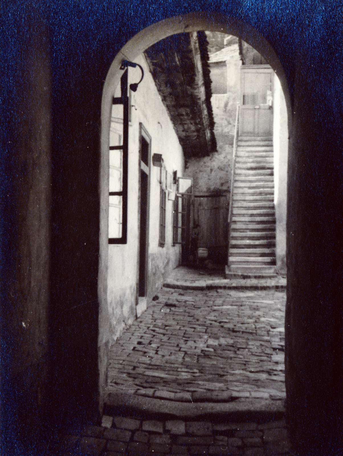 Magyarország, Tabán, Budapest I., a Hadnagy utca 12. szám alatti ház udvarának részlete., 1932, Flanek-Falvay-Kováts, Budapest, lépcső, belső udvar, Fortepan #228568