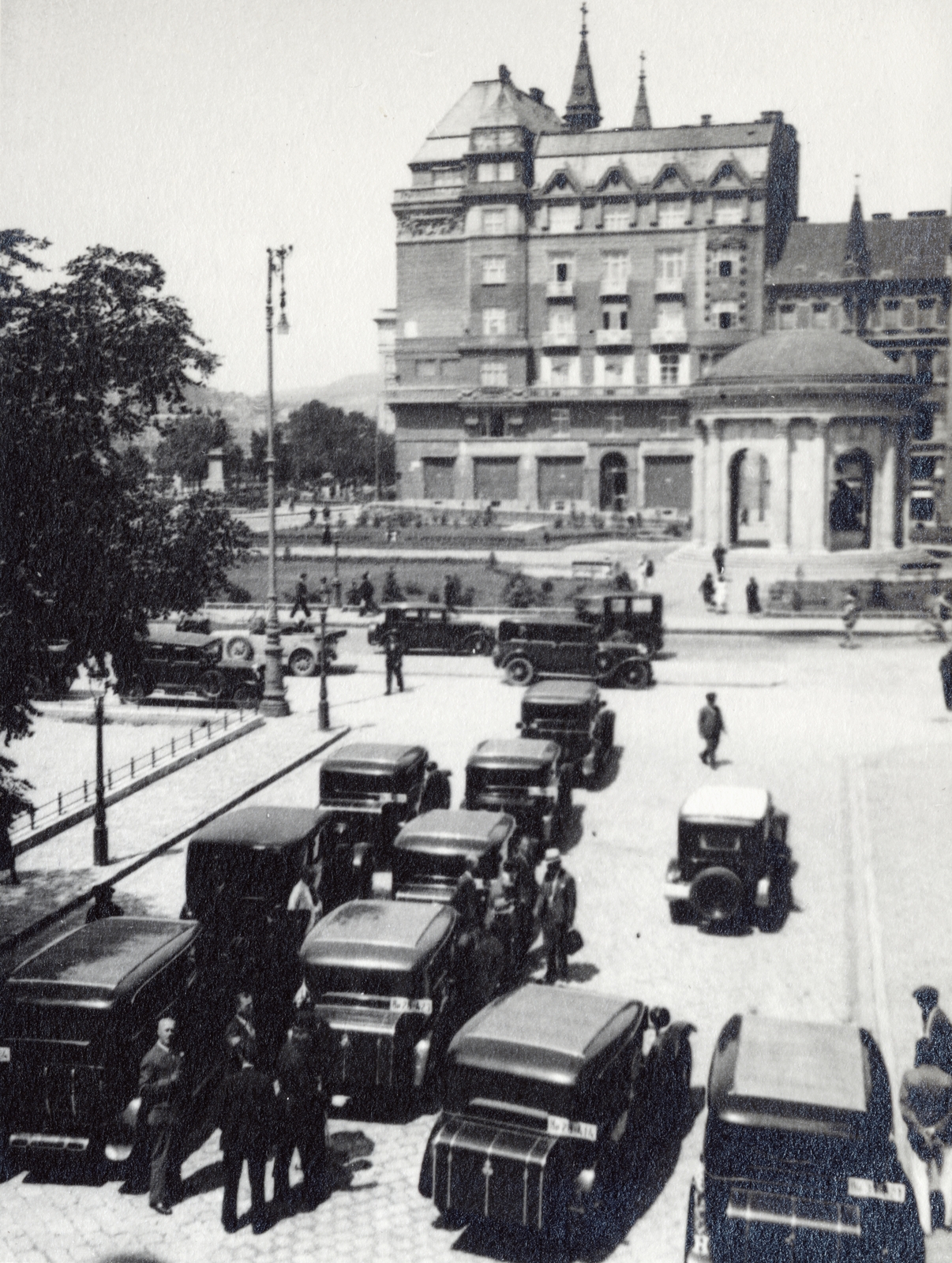 Magyarország, Budapest V., Március 15. (Eskü) tér, balra Petőfi Sándor szobra, jobbra Erzsébet királyné emlékműve látszik., 1932, Flanek-Falvay-Kováts, Budapest, Fortepan #228583