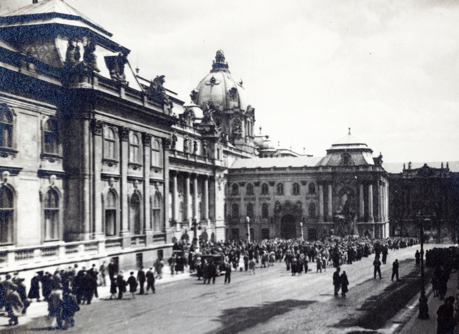 Hungary, Budapest I., a Királyi Palota (később Budavári Palota) Hunyadi udvara, kissé jobbra a Mátyás király kút., 1932, Flanek-Falvay-Kováts, Budapest, Fortepan #228584