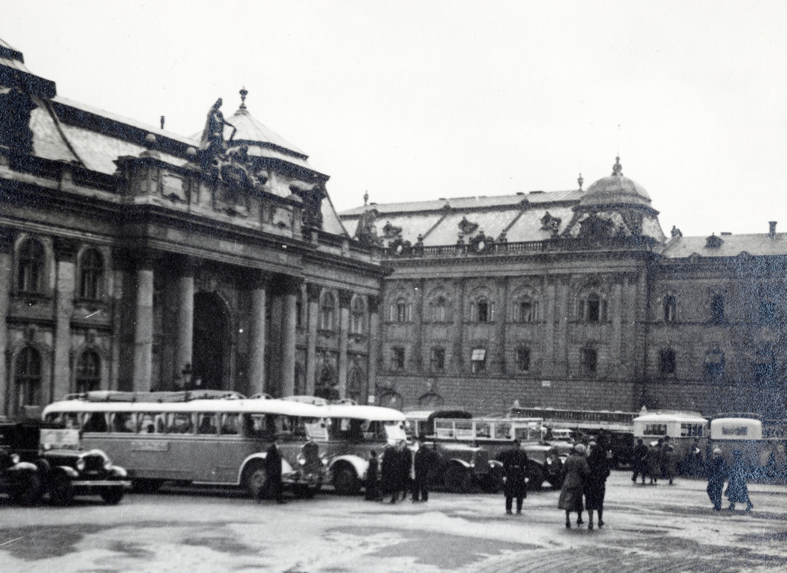 Magyarország, budai Vár, Budapest I., Szent György tér, balra a Királyi Palota (később Budavári Palota) főkapuja., 1932, Flanek-Falvay-Kováts, Budapest, Fortepan #228585