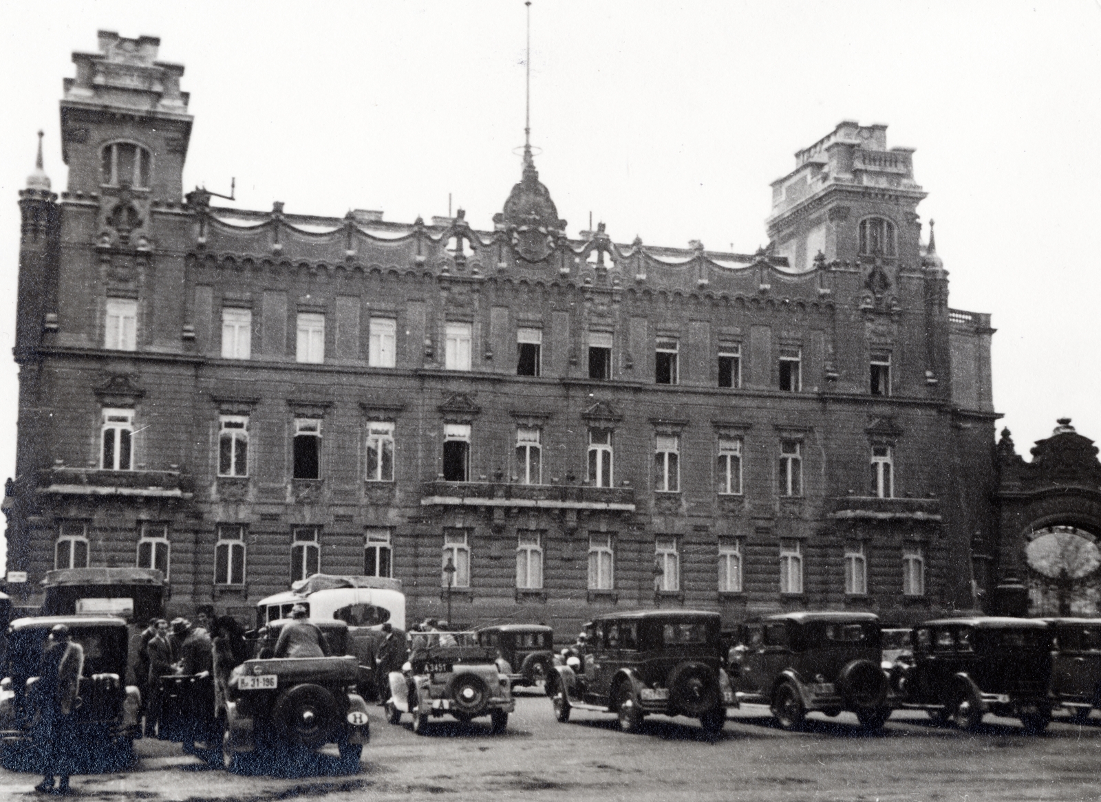 Magyarország, budai Vár, Budapest I., a felvétel a Szent György téren készült, balra a Lovarda utca, szemben a József főhercegi palota., 1932, Flanek-Falvay-Kováts, Budapest, Fortepan #228586