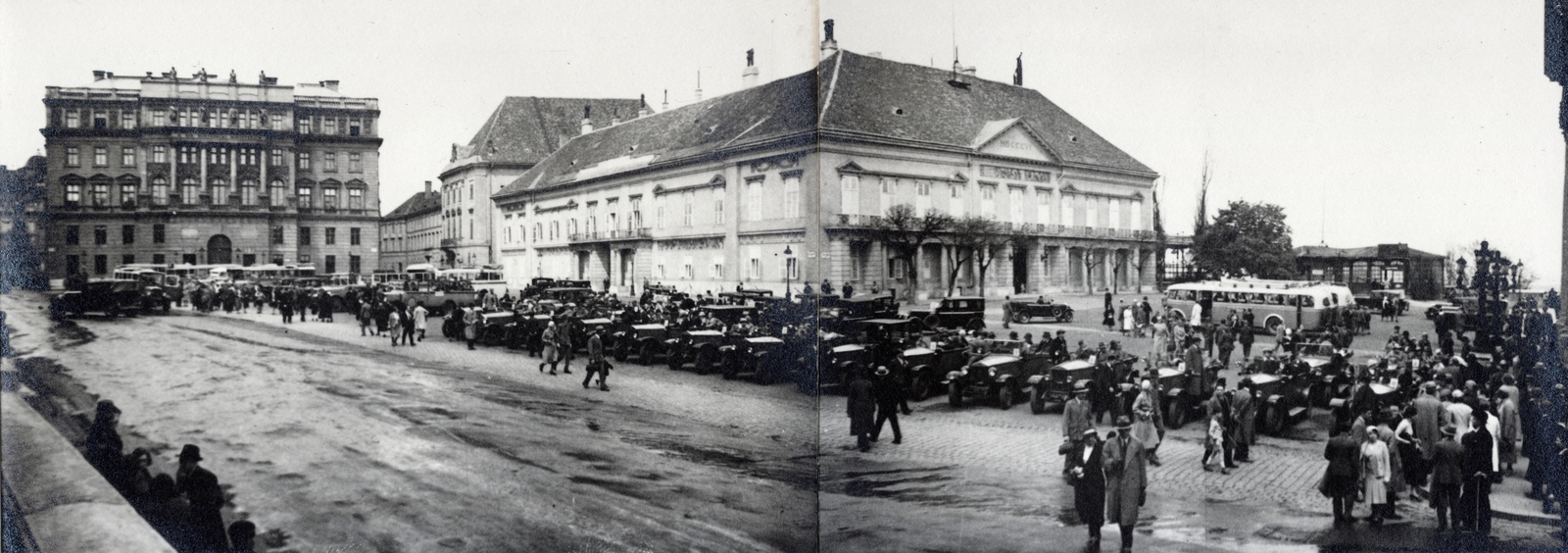 Magyarország, budai Vár, Budapest I., Szent György tér, balra a Honvédelmi Minisztérium, mellette a Színház utcánál az egykori Karmelita kolostor és a Várszínház, jobbra a Sándor-palota (ekkor Miniszterelnöki palota)., 1932, Flanek-Falvay-Kováts, Budapest, Fortepan #228587