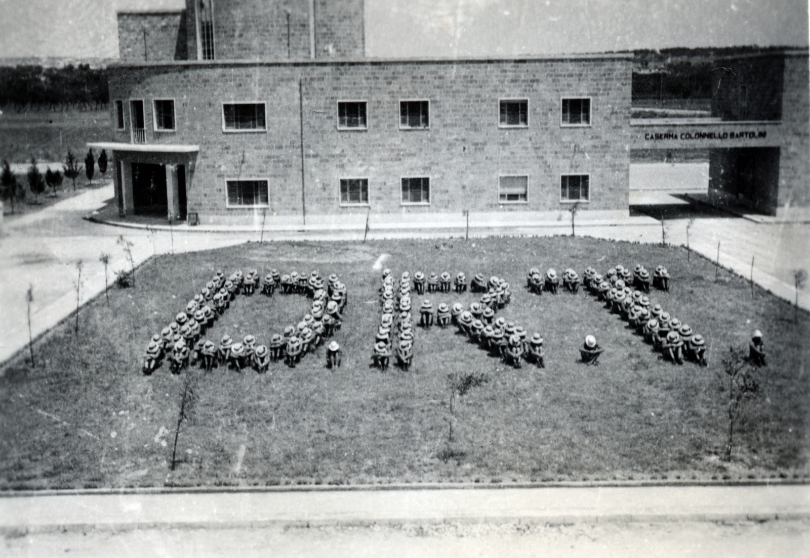 Italy, Grottaglie, a Délolasz Repülő Tanfolyam magyar vadászpilóta növendékeinek szálláshelye, laktanya a repülőtér területén. A tanfolyam rövidítését formázták meg a növendékek., 1939, Szűcs Zsigmond örökösei, label, Fortepan #228592