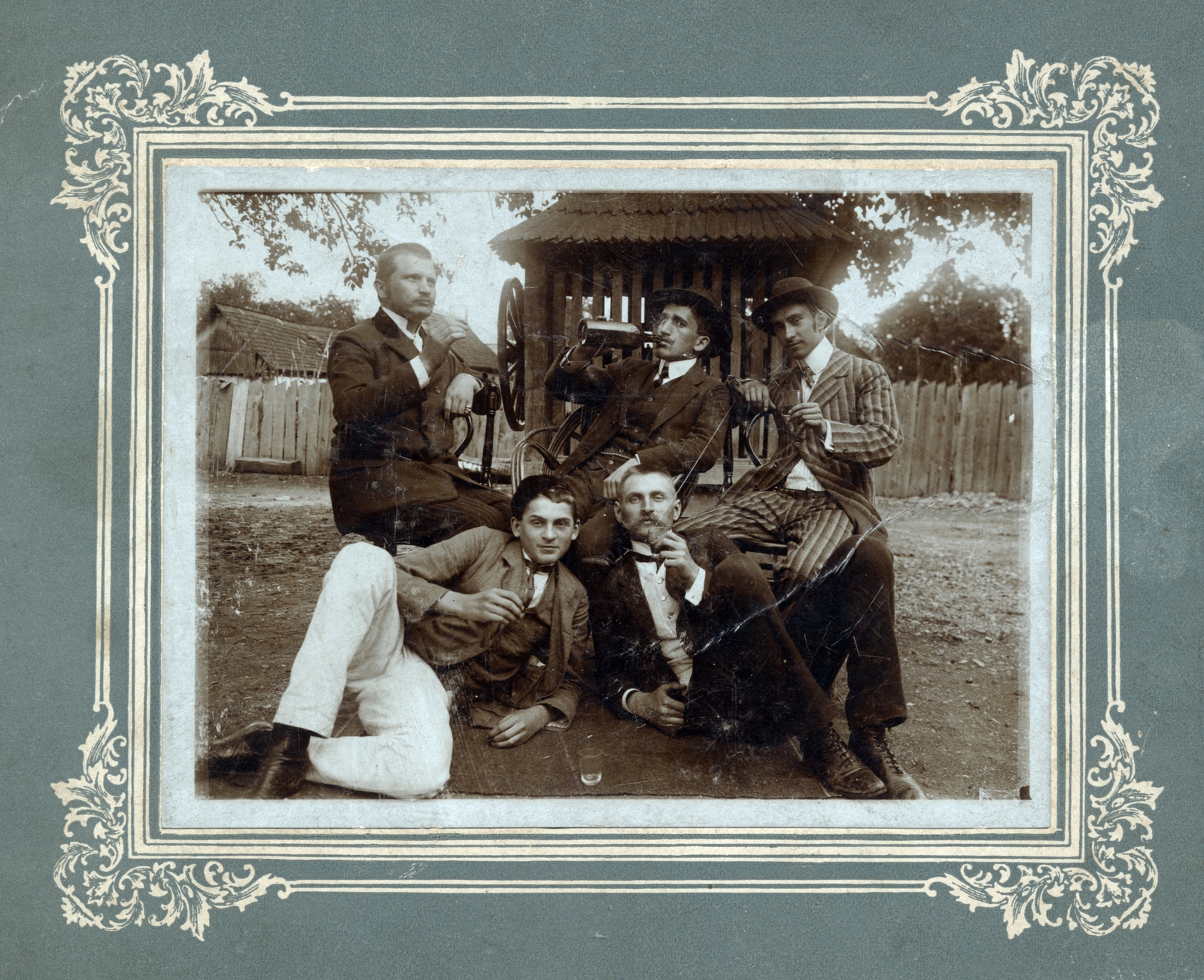 1908, Ladinek Viktor, Best of, italozás, kerekeskút, vidámság, beállított, csoportkép, pálinka, ivás, kút, ital, bőr, Fortepan #228628