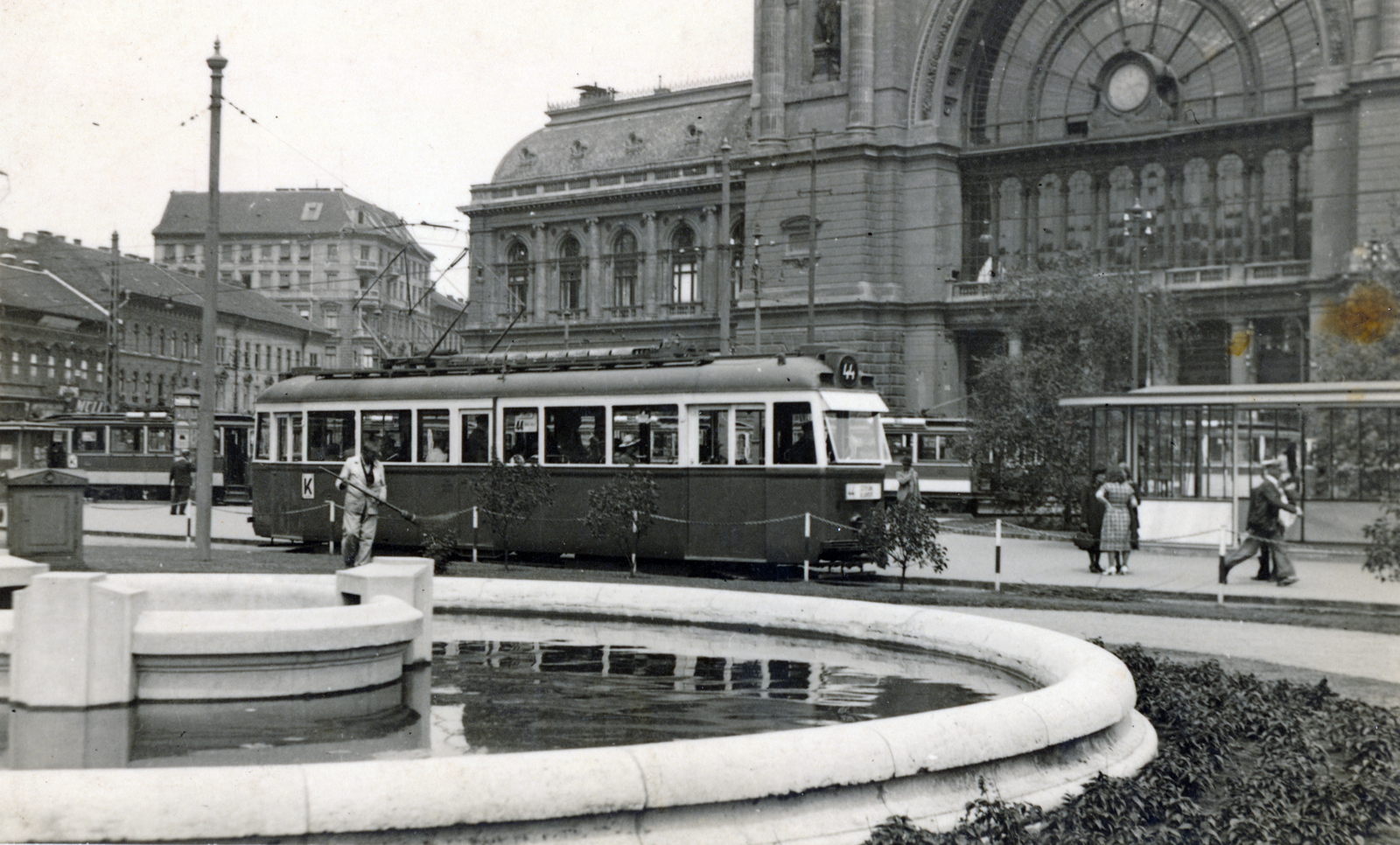 Magyarország, Budapest VIII.,Budapest VII., Baross tér a Keleti pályaudvar előtt, balra a Thököly út házsora látszik., 1940, Ladinek Viktor, Budapest, villamos, Fortepan #228633