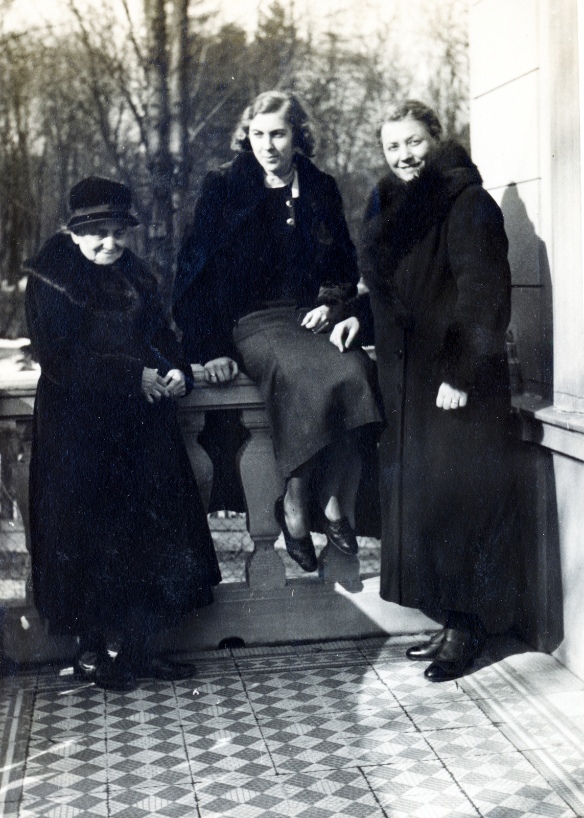 1935, Flanek-Falvay-Kováts, balcony, women, coat, three people, fur, sitting on a handrail, Fortepan #228664