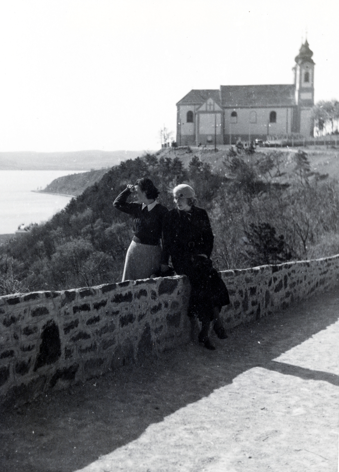 Hungary,Lake Balaton, Tihany, Pisky sétány, jobbra fenn a Bencés Apátság., 1935, Flanek-Falvay-Kováts, Fortepan #228665