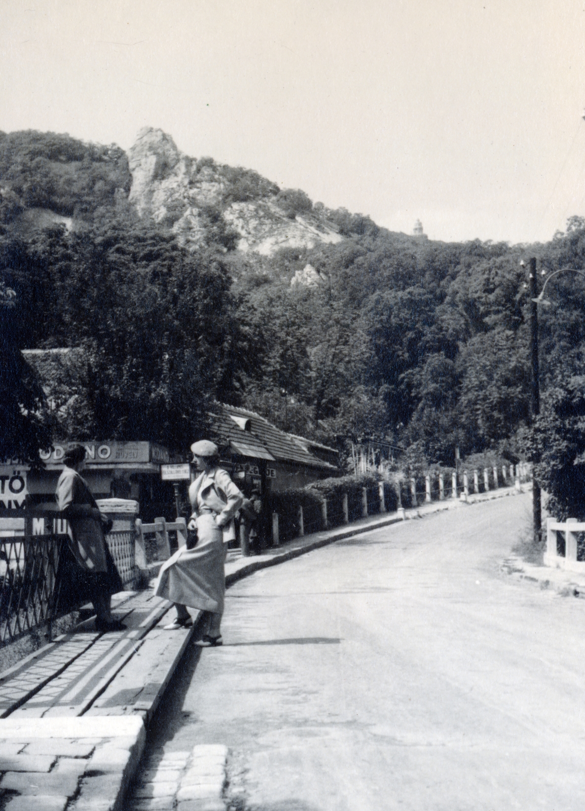 Hungary, Budapest XII., Zugligeti út, a felvétel a villamos-végállomásnál lévő hídnál készült. Szemben a Tündér-szikla, távolabb, részben takarva az Erzsébet-kilátó létható., 1935, Flanek-Falvay-Kováts, Budapest, Fortepan #228669