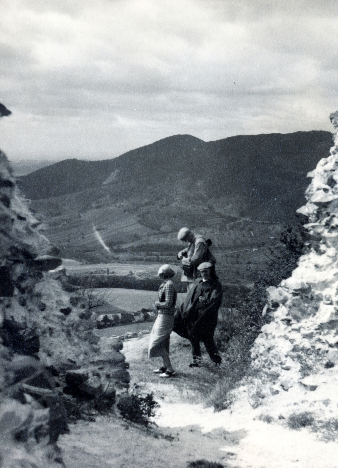 Hungary, a vulkáni csúcson álló Salgó vára, kilátás a Karancs-hegy felé., 1935, Flanek-Falvay-Kováts, Fortepan #228670