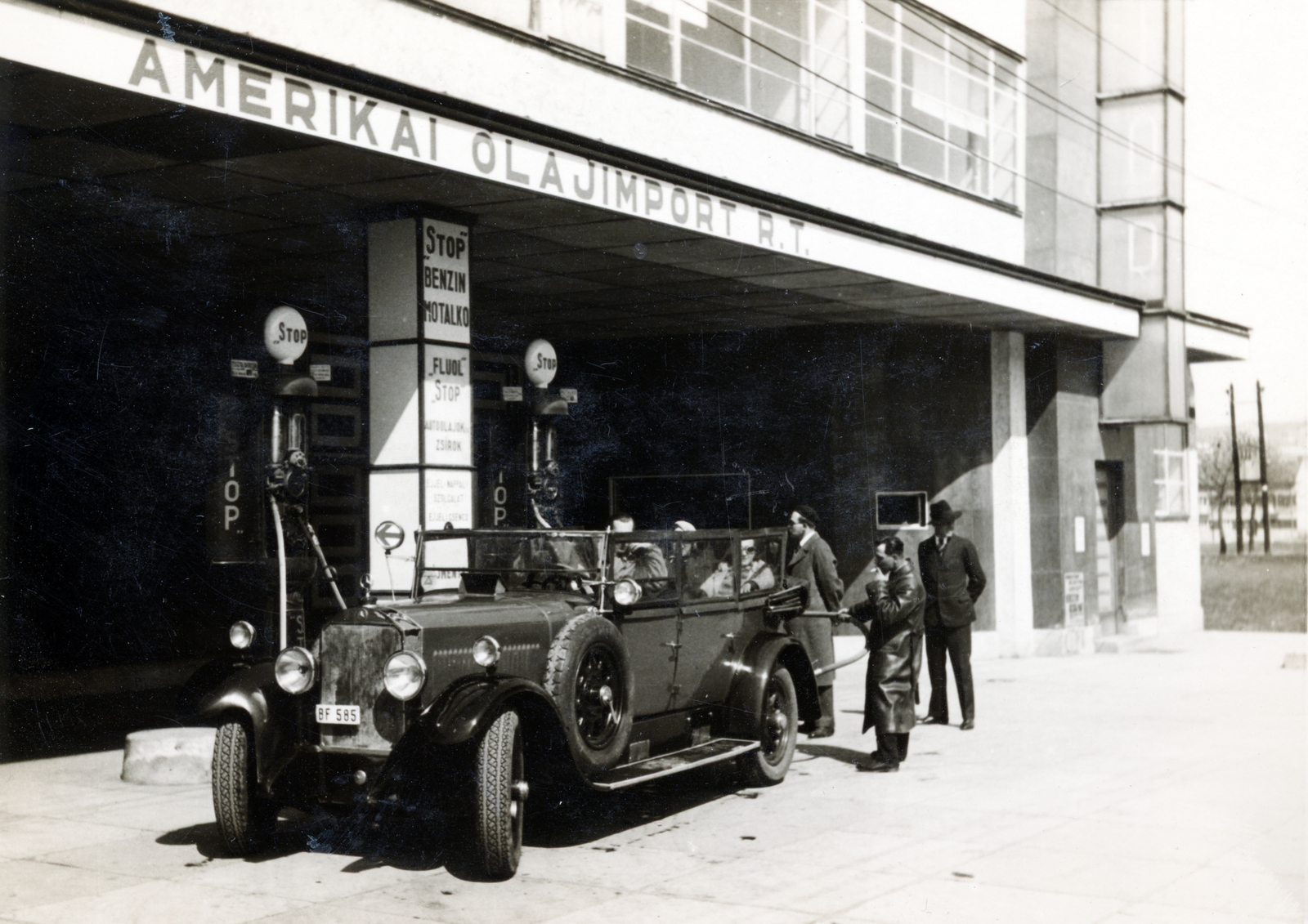 Magyarország, Budapest XI., Fehérvári út 71-73., üzemanyagtöltő állomás az Excelsior szervíz előtt., 1935, Flanek-Falvay-Kováts, Best of, automobil, benzinkút, német gyártmány, Mercedes-márka, Budapest, tankolás, Fortepan #228721