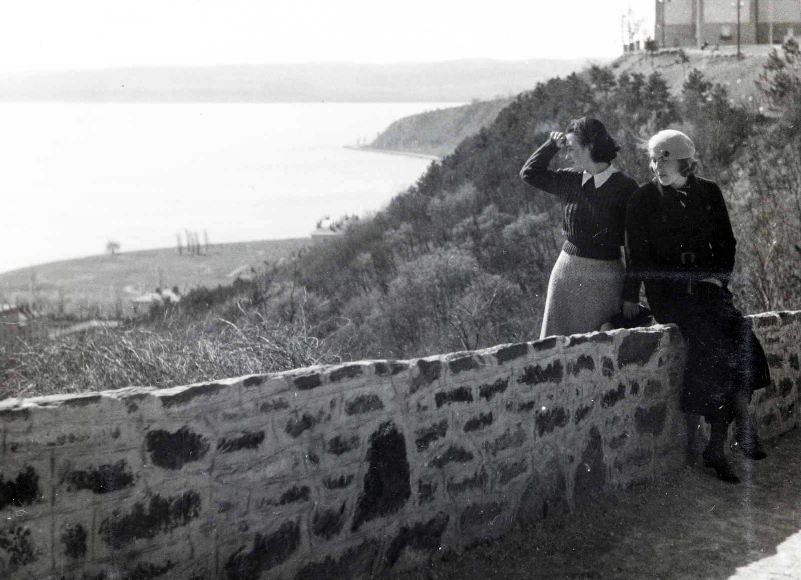 Hungary,Lake Balaton, Tihany, Pisky sétány, jobbra fenn a Bencés Apátság., 1935, Flanek-Falvay-Kováts, sitting on a handrail, Fortepan #228729