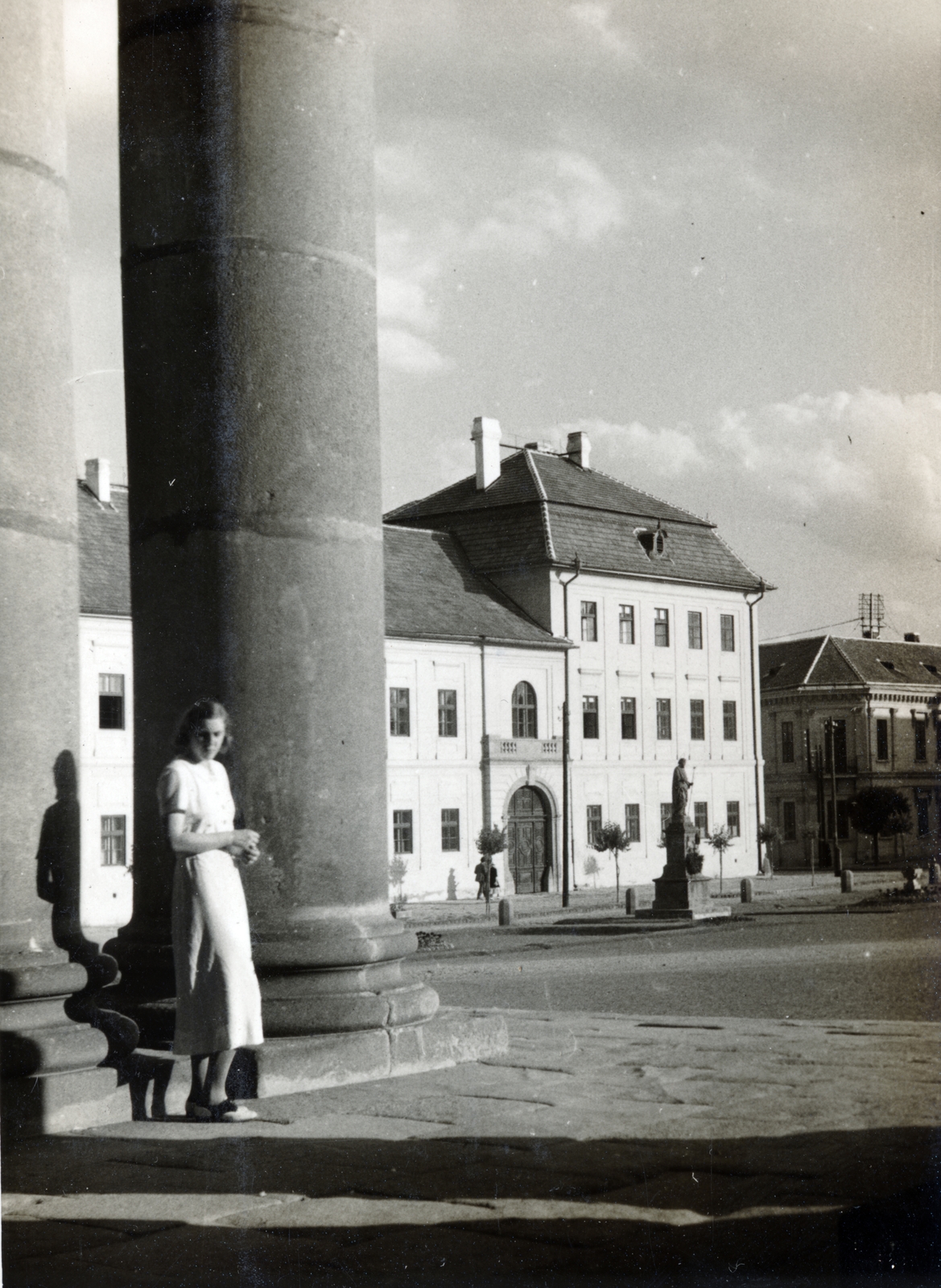 Magyarország, Vác, Schuszter Konstantin (Székesegyház) tér, a felvétel a Nagyboldogasszony-székesegyház oszlopsoránál készült. Szemben a papnevelő intézet (papnövelde) előtte Szent József szobra., 1935, Flanek-Falvay-Kováts, Fortepan #228747