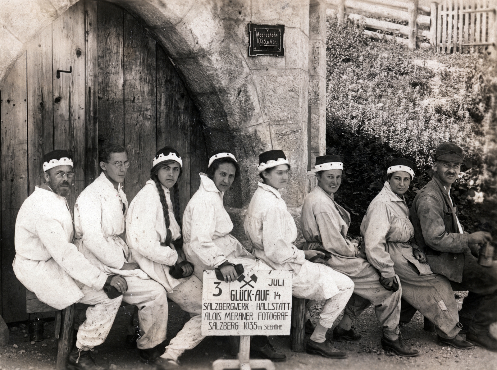 Austria, Hallstatt, a csoportkép a sóbánya bejáratánál készült., 1928, Flanek-Falvay-Kováts, Best of, salt mine, mining, costume, feat, Fortepan #228754