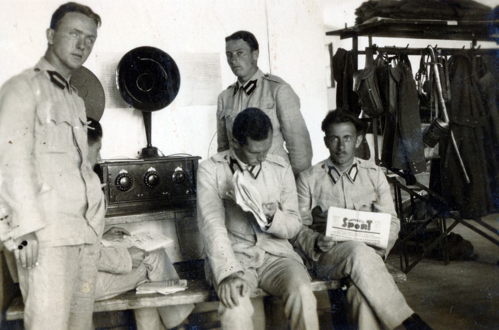 1930, Flanek-Falvay-Kováts, officer, newspaper, reading, sword, radio, Fortepan #228759