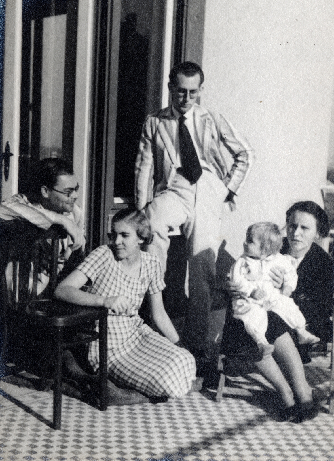 1939, Flanek-Falvay-Kováts, tableau, sitting on the ground, checked dress, jacket, family, tie, Fortepan #228784