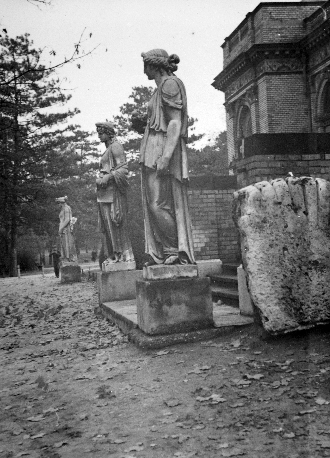 Magyarország, Városliget, Budapest XIV., Olof Palme sétány (Stefánia út), Magyar Alkotóművészek Háza. Az 1885-ös Országos Általános Kiállításra Műcsarnoknak épült. A szobrok egykor a Pesti Német Színház homlokzatát díszítették., 1936, Fortepan, Budapest, Fortepan #22880