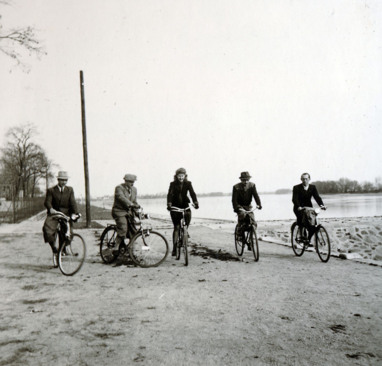 Magyarország, Budapest III., Pünkösdfürdő, Duna-part., 1943, Flanek-Falvay-Kováts, Budapest, kerékpár, Fortepan #228802