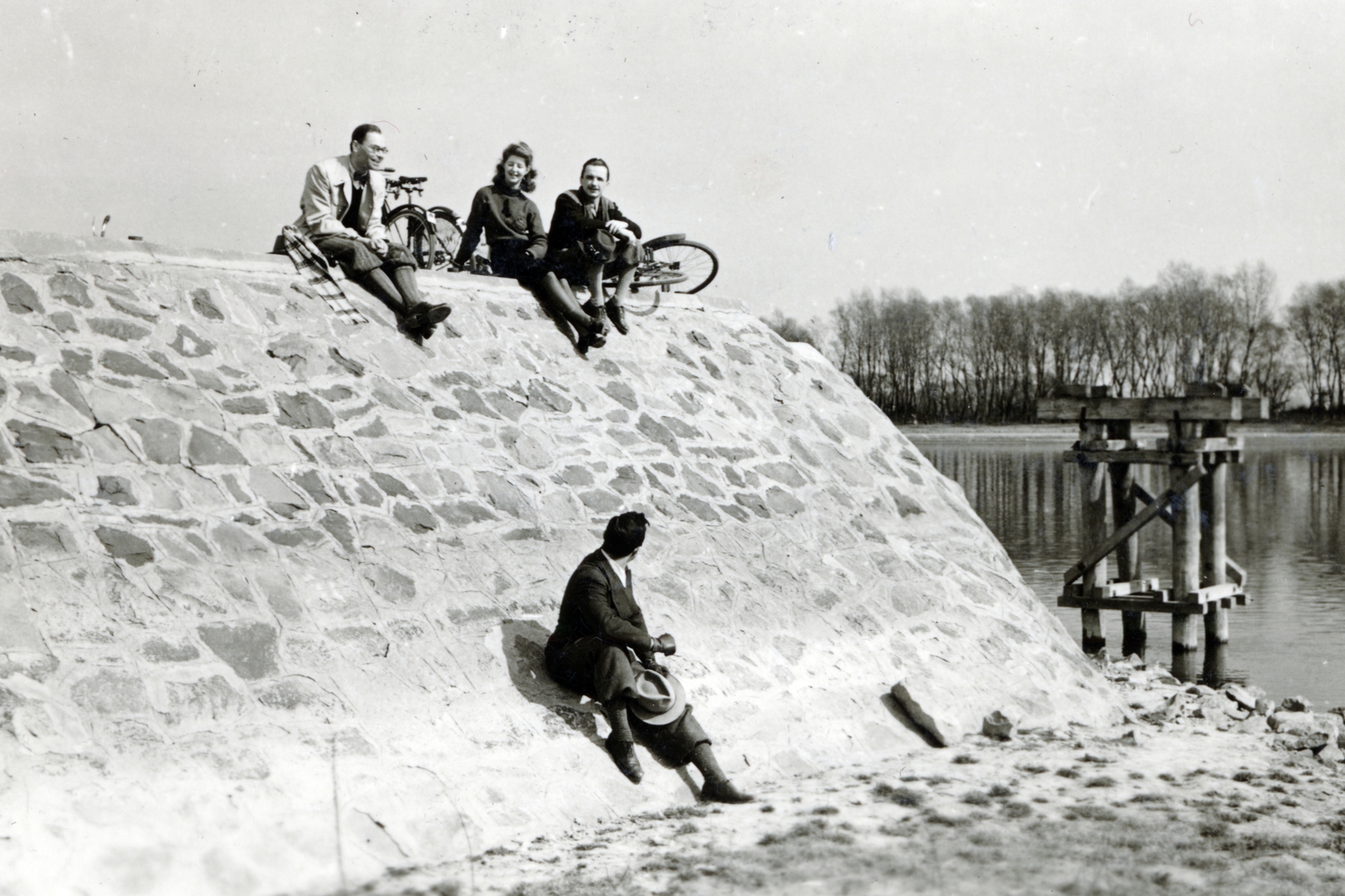 Hungary, Budapest III., Pünkösdfürdő, Duna-part., 1943, Flanek-Falvay-Kováts, Budapest, bicycle, Fortepan #228805