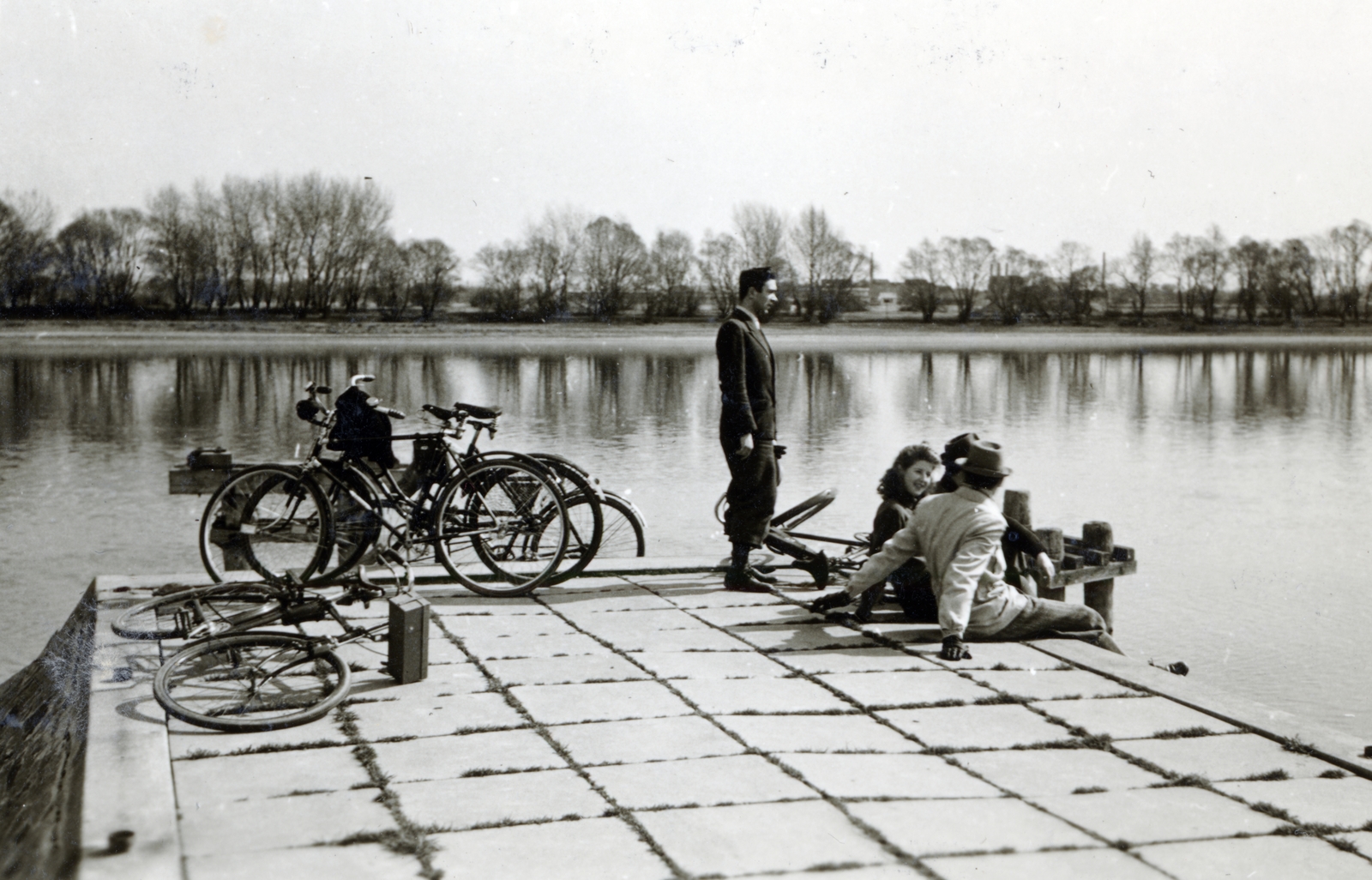 Hungary, Budapest III., Pünkösdfürdő, Duna-part., 1943, Flanek-Falvay-Kováts, Budapest, bicycle, Fortepan #228806