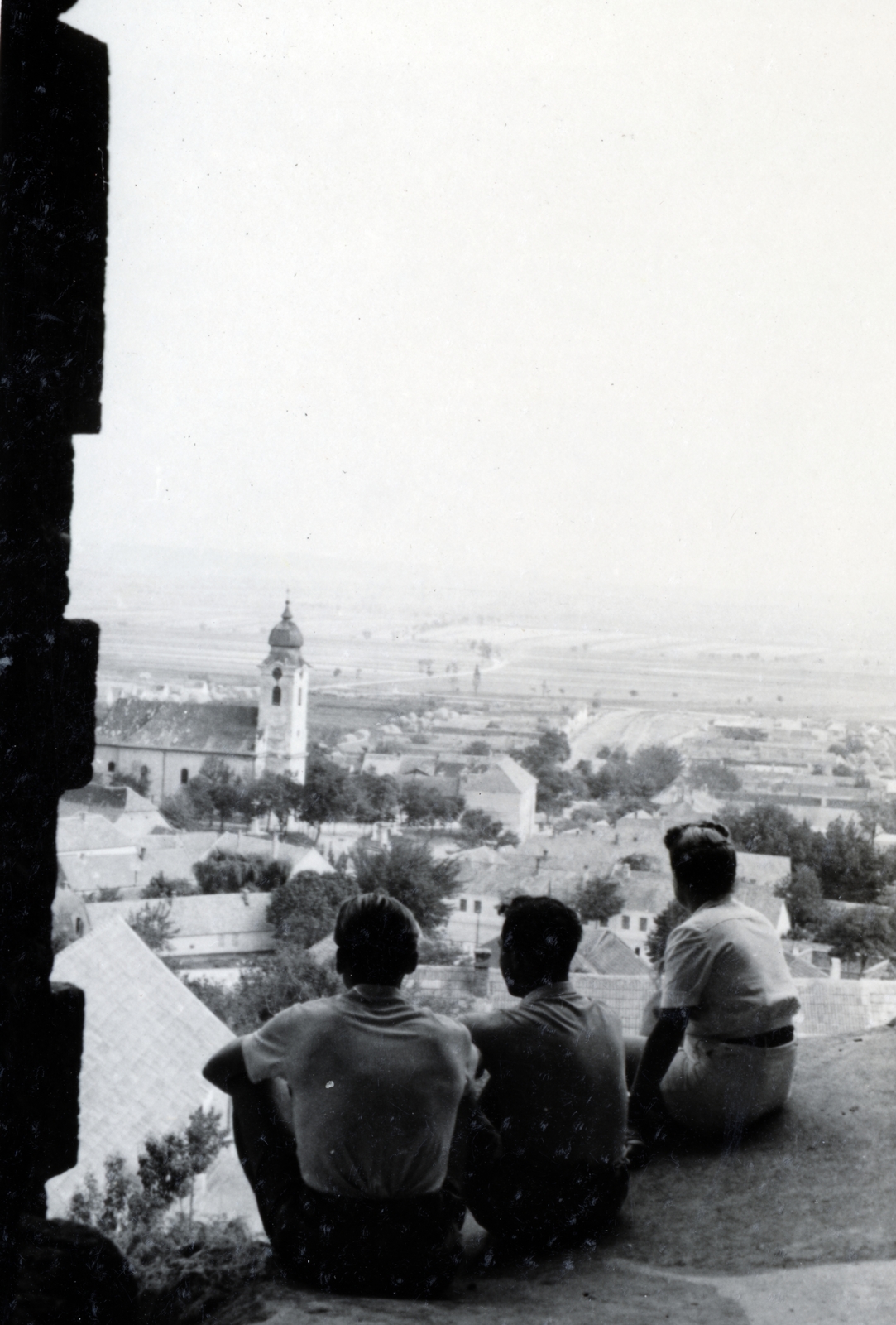 Magyarország, Zsámbék, a felvétel a premontrei templom romjainál készült, háttérben a Keresztelő Szent János-templom., 1943, Flanek-Falvay-Kováts, templomtorony, Fortepan #228824