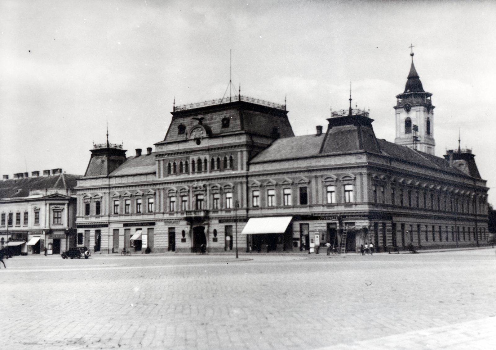 Magyarország, Baja, Szentháromság (Szent István) tér, szemben a Grassalkovich-kastély (később Városháza), mögötte a Páduai Szent Antal-templom tornya., 1938, Flanek-Falvay-Kováts, Fortepan #228832